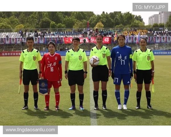 五位足球明星身着制服的精彩瞬间展现他们的风采与魅力